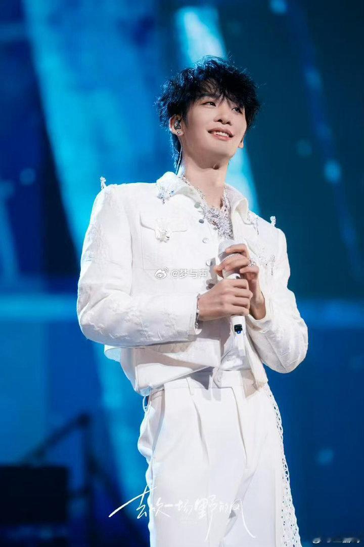 王赫野演唱会成都站官宣 去年5月王赫野的巡演首战就在成都，他站在台上说“成都是野