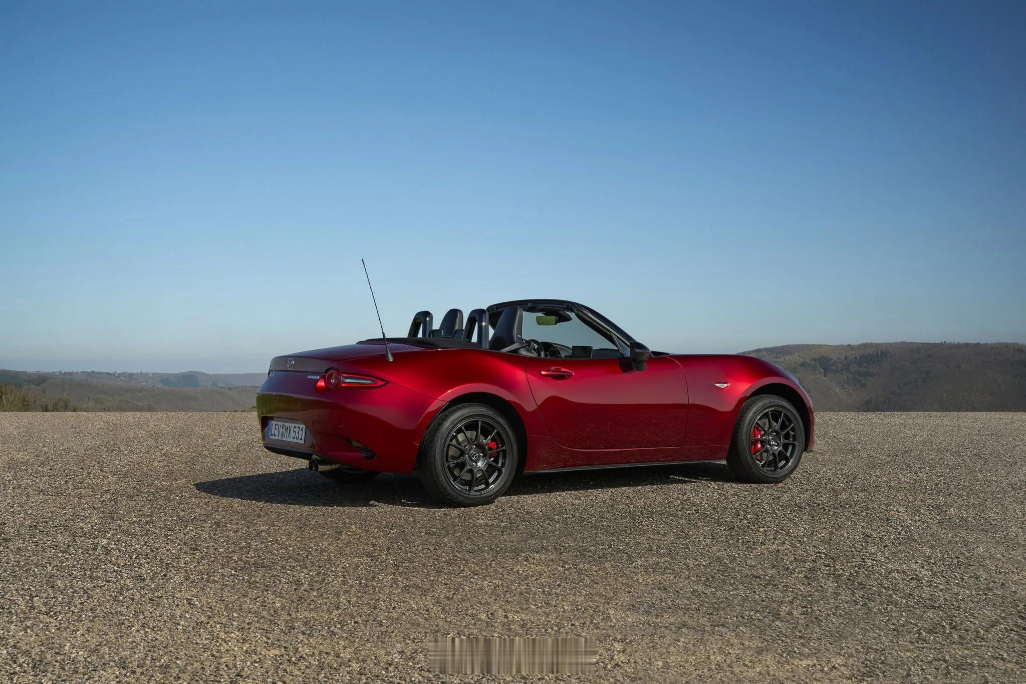 2027款马自达MX-5 2027款马自达MX-5，新增的锌绿色涂装，大家觉得好