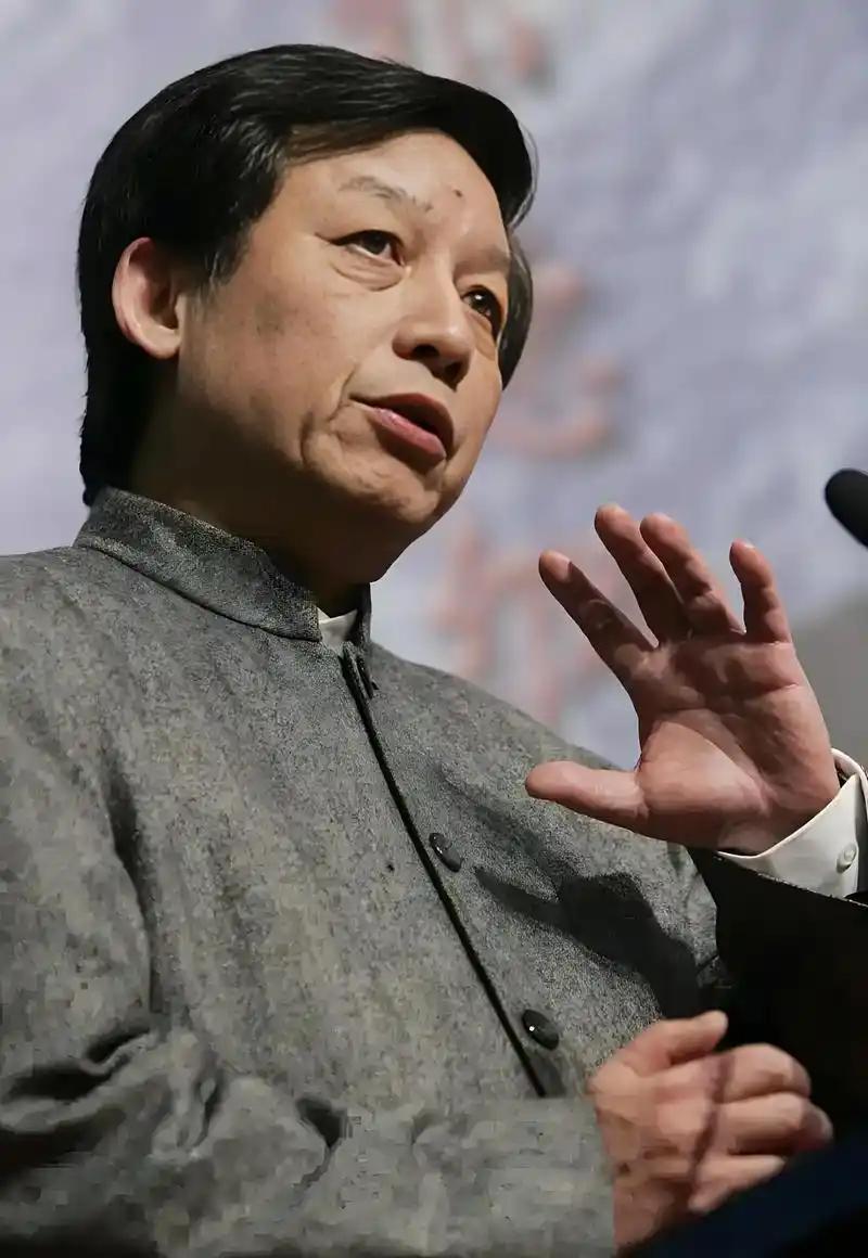 易中天教授曾说：“再过若干年，我们都将离去，对这个世界来说，我们彻底变成了虚无。