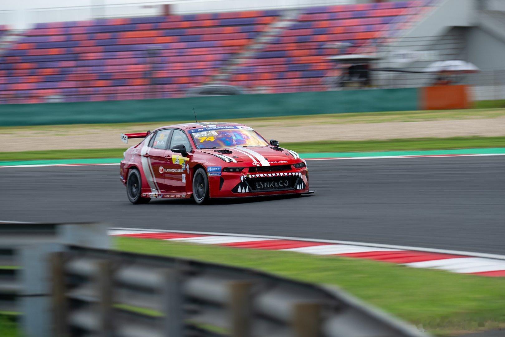 TCR CHINA 上海站，吴彦祖驾驶领克03+TCR赛车登上领奖台了！话说，他