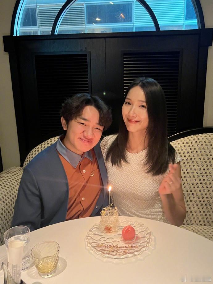 王祖蓝晒出合照为老婆李亚男庆生！ 二人亲密在蛋糕前合照，李亚男还对着蛋糕许愿，王