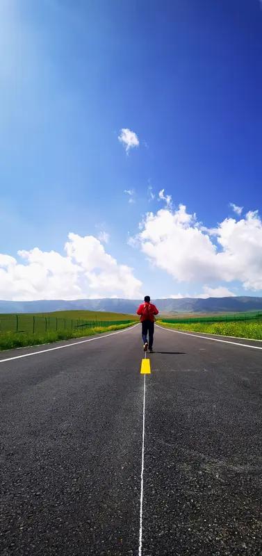 人生在世，不如意事十之八九。就像我那朋友，工作困难时天天抱怨，觉得生活不公。可当