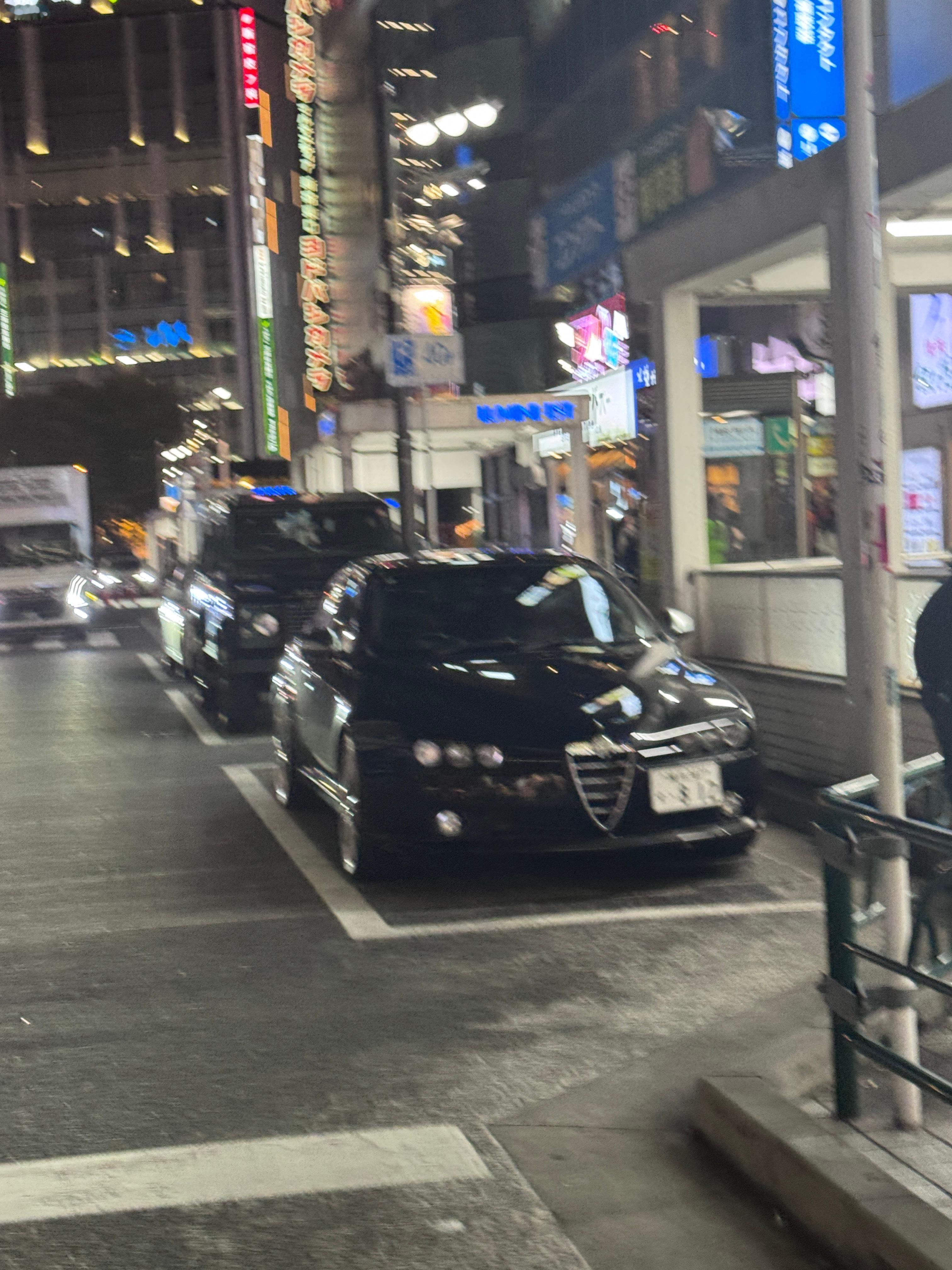 一眼瞄到一前一后两辆超级情怀车。全民拍车 ​​​