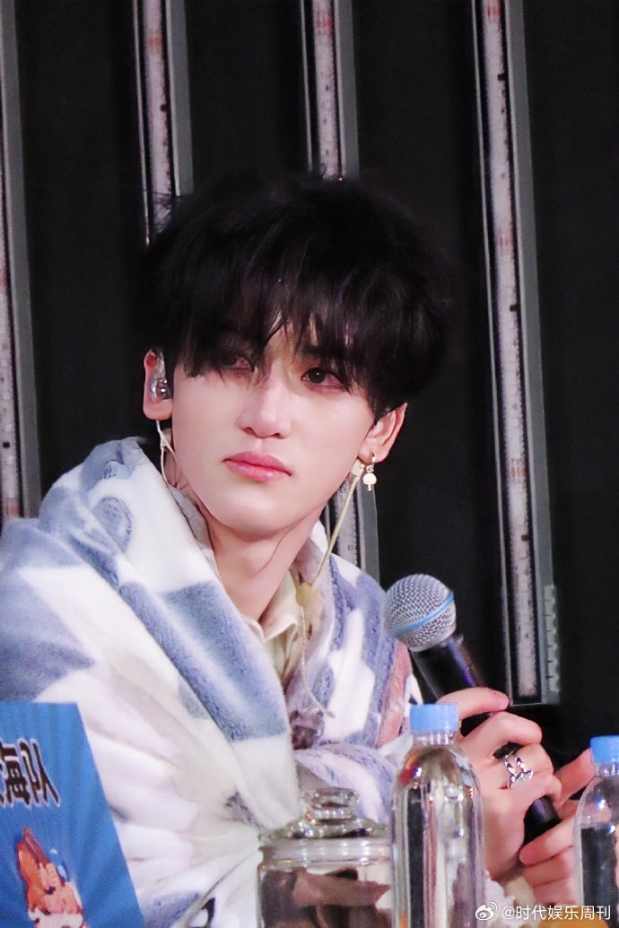 邓佳鑫愚人节说有巡演愚人节的浪漫是邓佳鑫的巡演邀约，实力歌手的每一次开唱都惊艳，