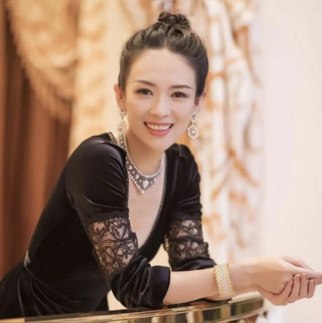 章子怡、胡歌、姚晨真的是打心眼里崇敬乔治阿玛尼的。因为爱美之心人皆有之。这些明星