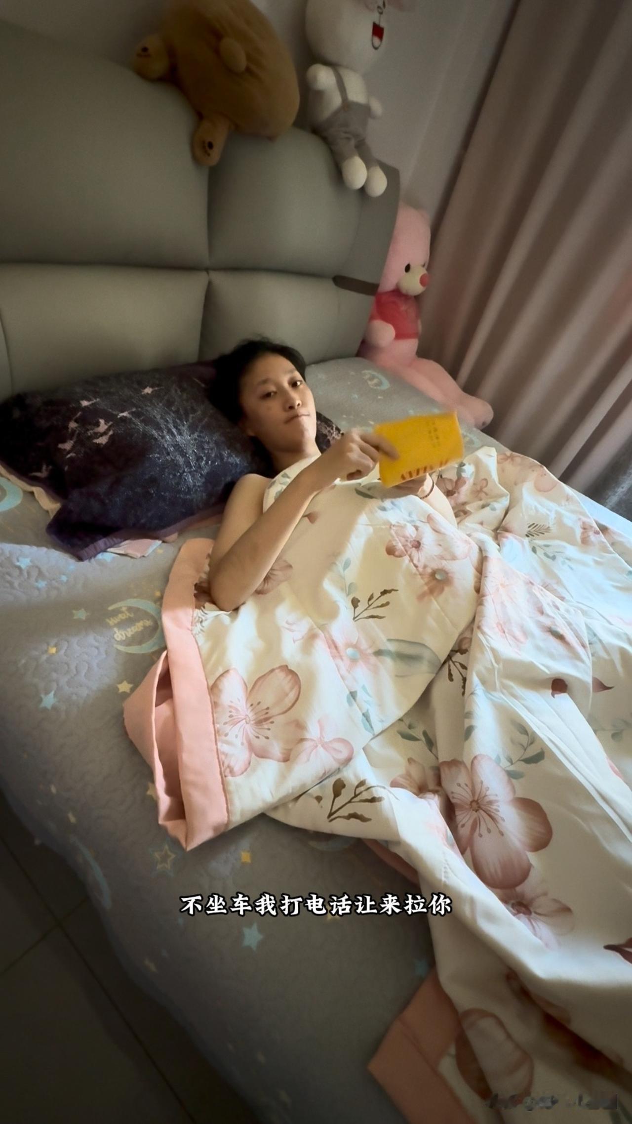菲儿特别喜欢坐车，坐上车好像她就拥有了全世界，在车上她基本情绪不会爆发，哪怕正在