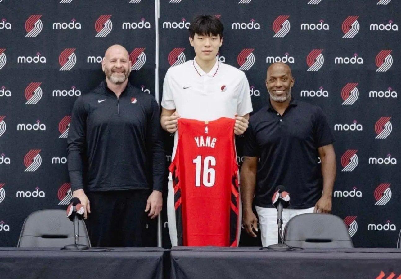 历史性时刻[憧憬]！杨瀚森手持开拓者16号球衣合影留念，这总经理笑得真开心啊这过