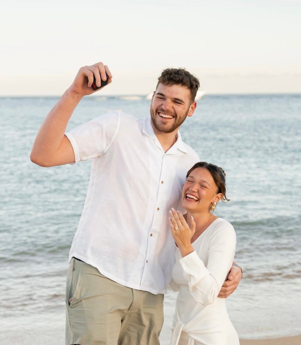 克林根又过生日，又和高中开始就在一起的女友订婚成功，双喜临门啊！ 