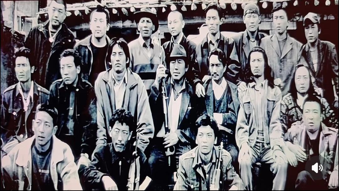 看着索南达杰一家的现状，突然觉得眼眶有点热。
 
英雄父亲倒在了可可西里，但这事