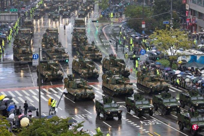 仗着美国人撑腰，尹锡悦对朝鲜发狠话。就在26日，韩国傀儡总统尹锡悦在参加纪念建军