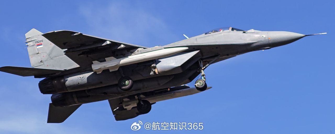 【塞尔维亚战机挂中国导弹亮相】据塞尔维亚媒体报道，塞尔维亚米格-29战机挂载中国