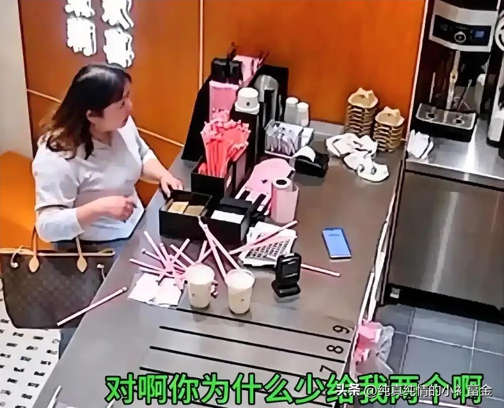 5月21日，江苏连云港吾悦广场内，一名女子在茉莉奶白门店购买两杯奶茶，离开后发现
