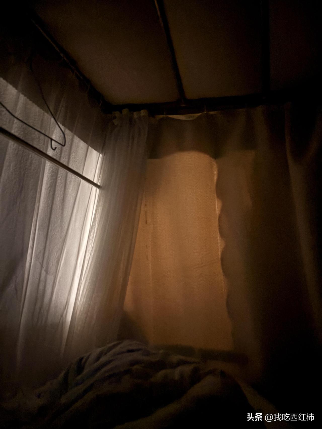 凌晨一点 舍友为了不伤眼睛开手电筒玩手机
对你没看错 为了不伤眼睛开着手电筒看电