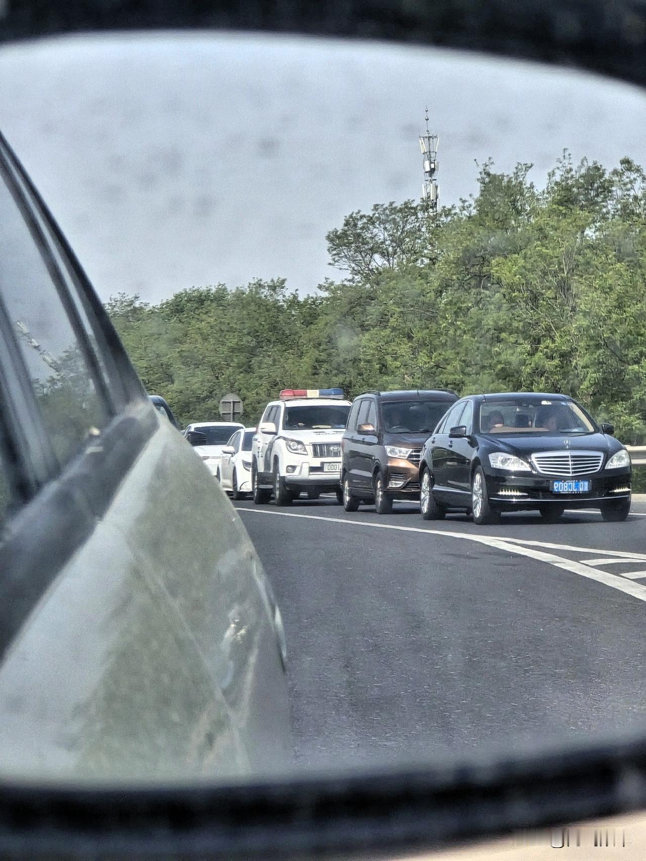 国家严选-0001带皮肤的丰田霸道
车牌好像是内蒙古的具体没看清楚越野车霸道