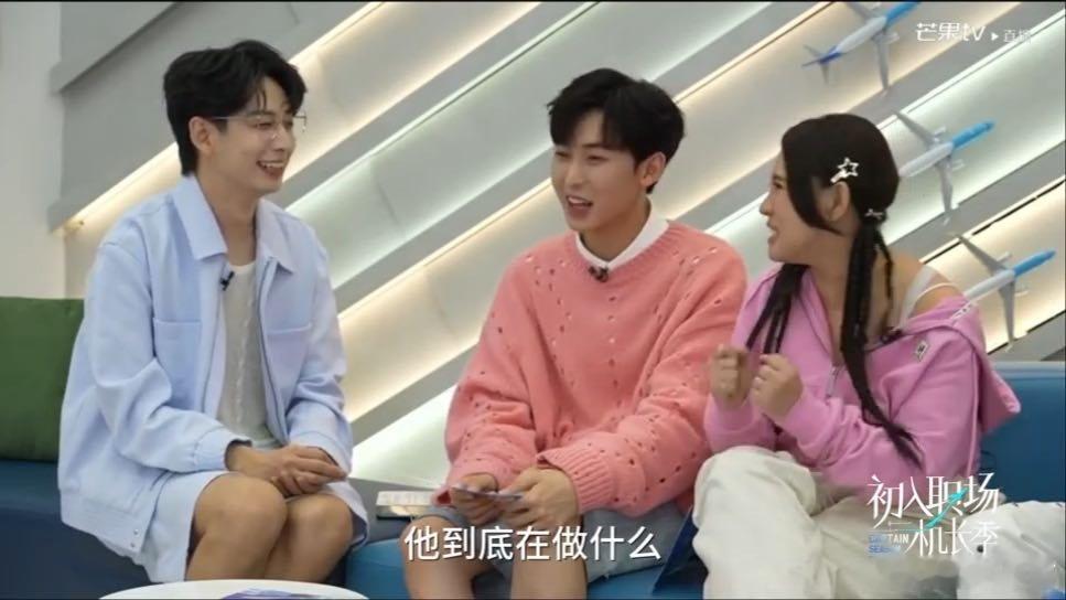 #齐思钧中了飞机延误的回旋镖#原来这就是传说中的回旋镖，小齐一本正经的讲解，飞机