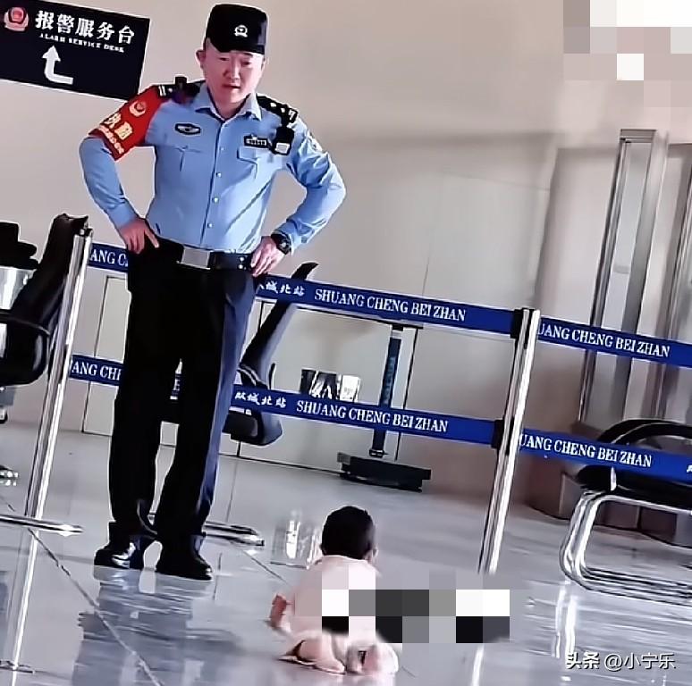 10月18日，黑龙江哈尔滨，一车站大厅里，宝妈看到车站大厅里人很少，地板擦的又干