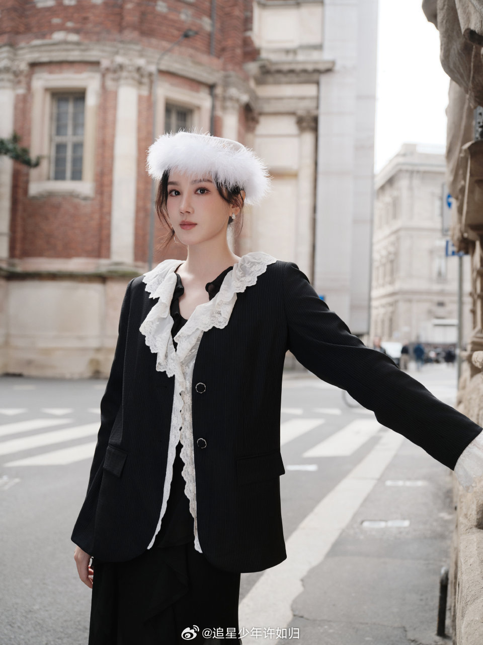 陈小纭米兰时装周首秀 米兰时装周上的好美，蕾丝裙的轻盈和剪裁的挺括在她身上融合得