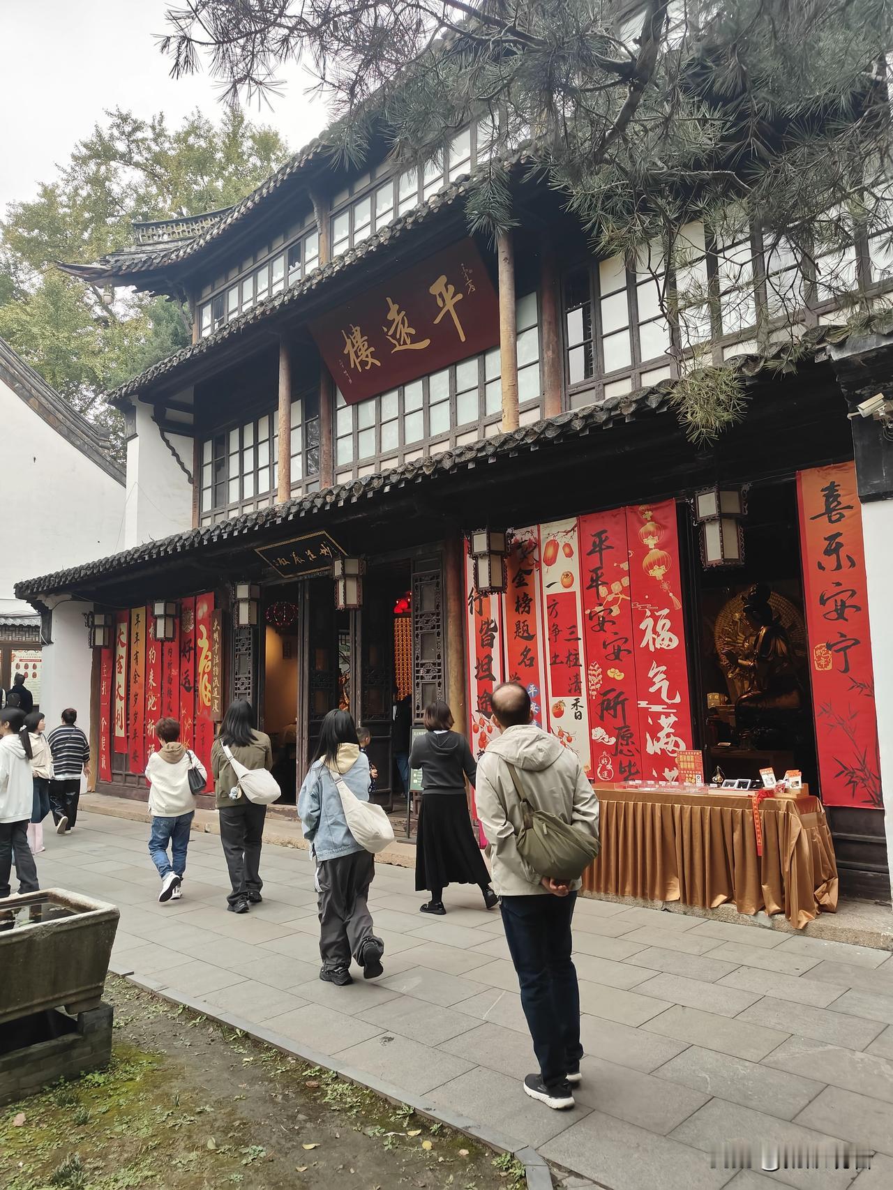 扬州大明寺特色鲜明。它始建于南朝，历史超1500年，是鉴真出家与东渡起点，佛教文