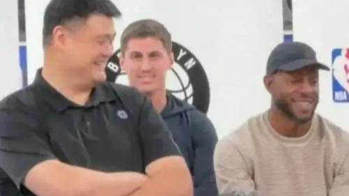 姚明，这位中国篮球的传奇巨星，如今迎来了又一重保障。因其在NBA效力长达9年，满