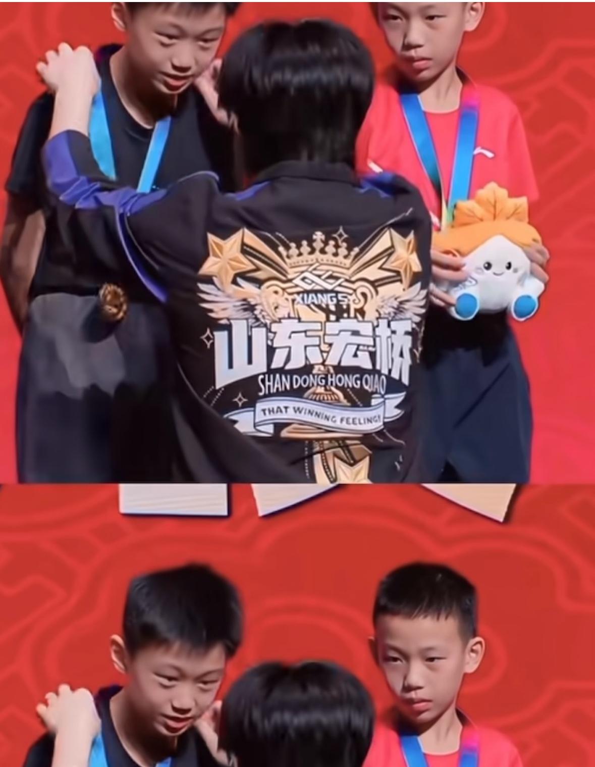 王楚钦给小运动员颁奖——侯英超老师说这是一种很大的鼓励和激励！
侯英超老师看到王