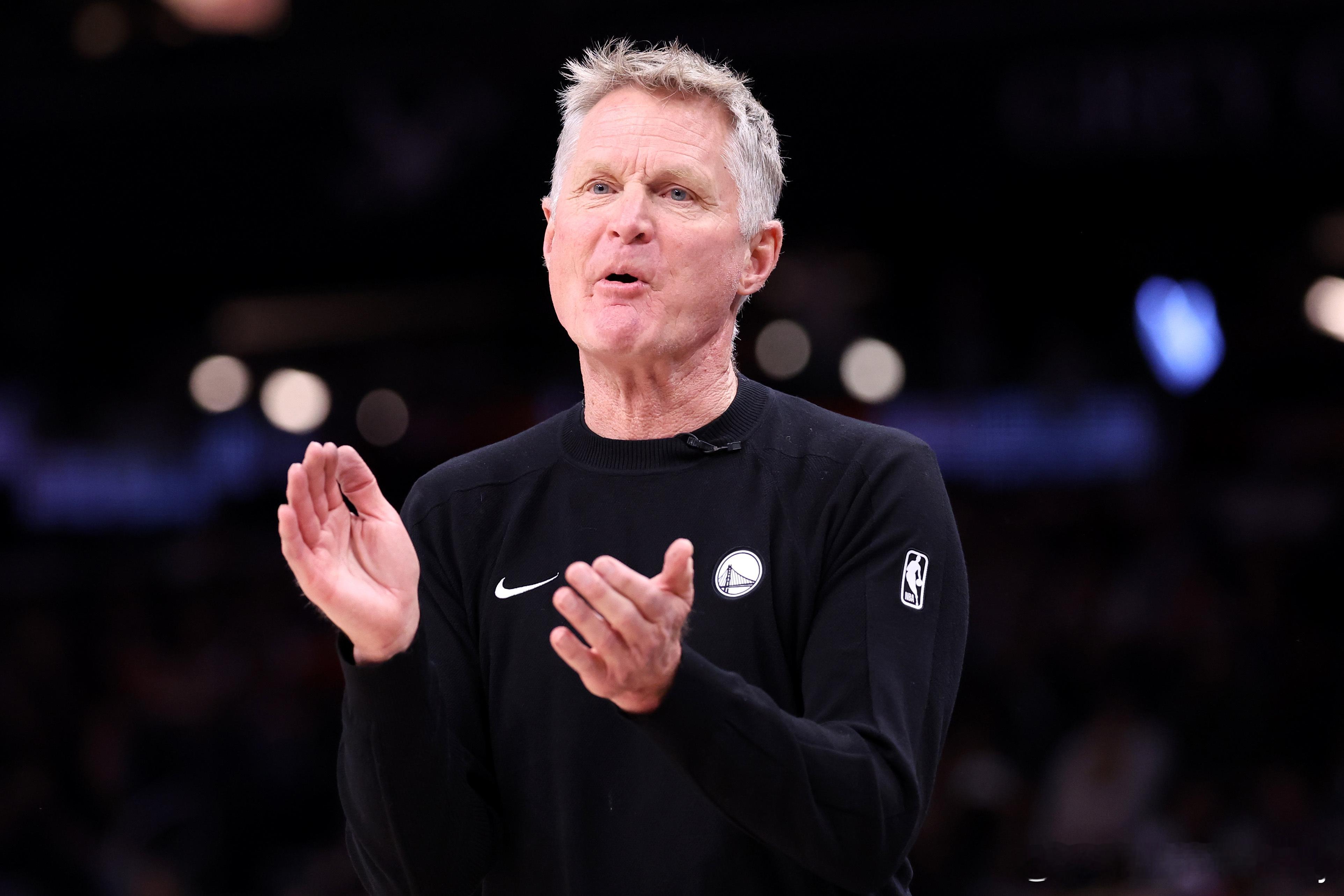 科尔被问到明天可能是他执教勇士的最后一场比赛：“老实说，我没有在想这些。我现在满