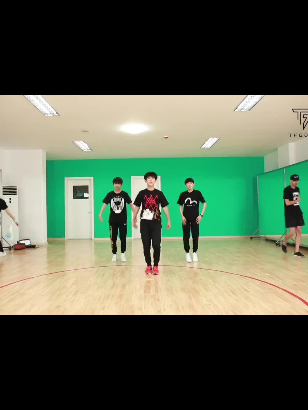 TFBOYS 王俊凯 王源 易烊千玺