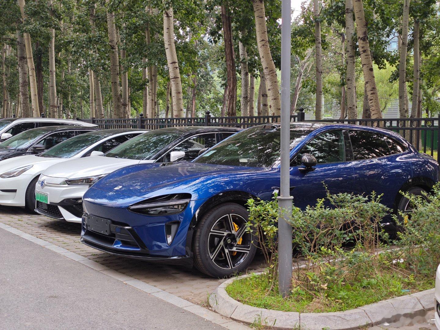 小米YU7这个深海蓝配色，路上还挺少见的，你们觉得好看吗？小米汽车小米yu7﻿ 