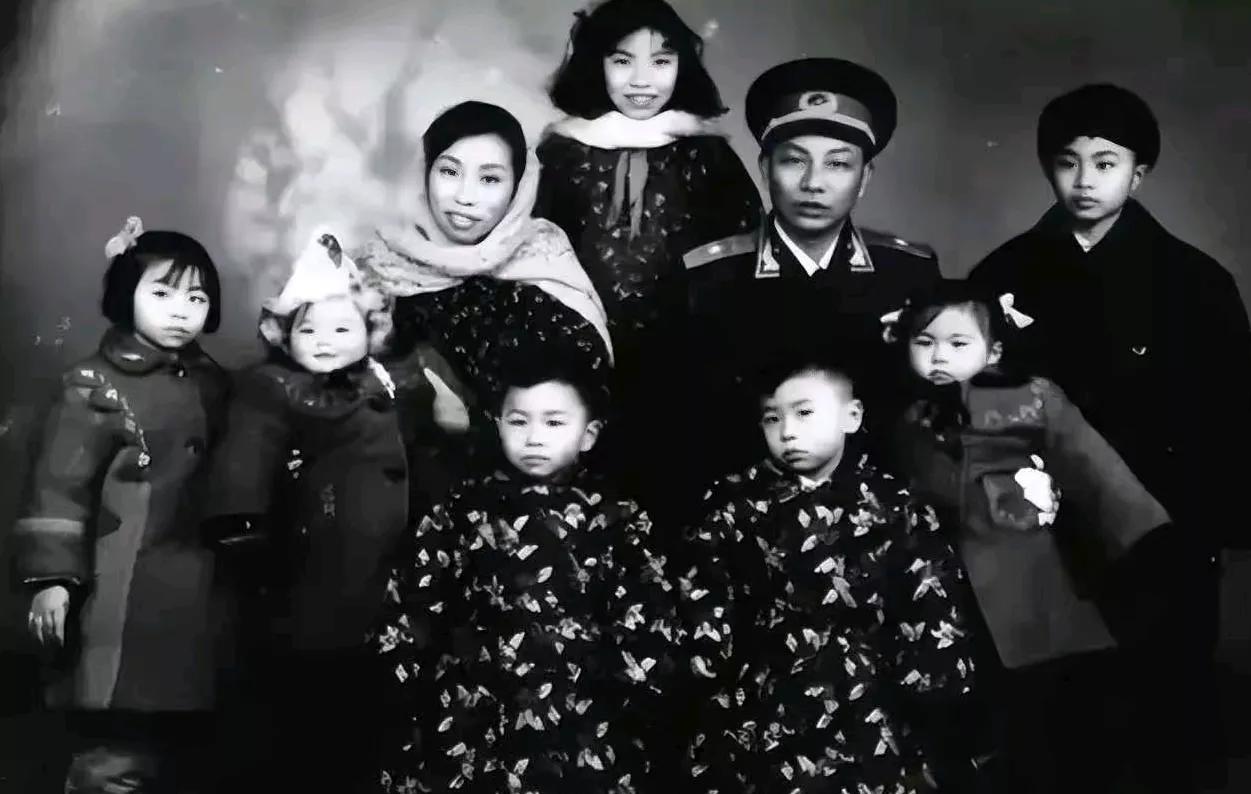 1970 年，时任浙江省委书记、南京军区副司令员兼浙江省军区司令员、浙江省生产建