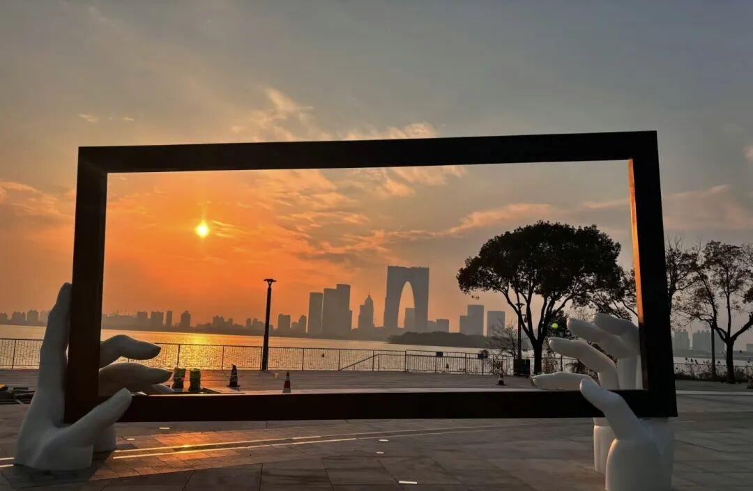 苏州金鸡湖边的大相框，那真是落日打卡的宝藏地！我手机里就有在那拍的绝美夕阳照。