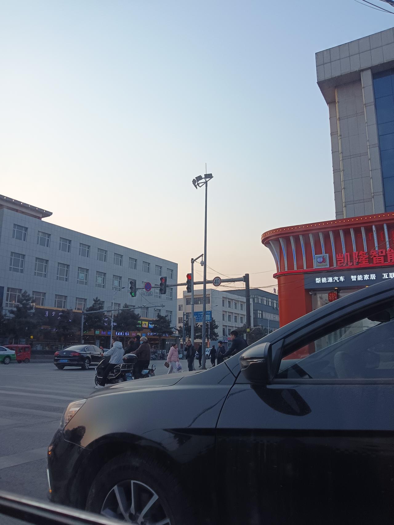 路口堵车，车水马龙，行人匆匆。