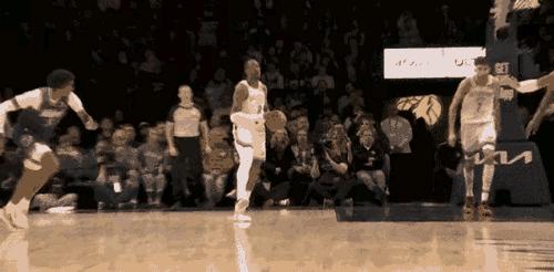 就那个球，华子轻轻碰了他后背一下。
你告诉我，一个职业球员，在那种力度下，能瞬间