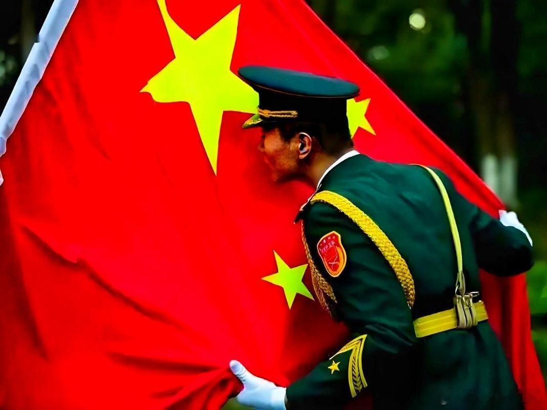 致敬中国军人每当看到中国军人亲吻红旗，他们眼中尽是眷恋不舍，那份赤诚画面直击人心