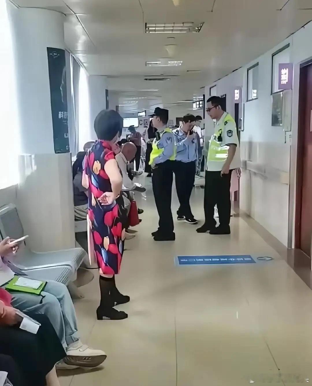 最近上海有个老人去医院看病，觉得医生不理他只顾着看手机，就打了110。等警察来了