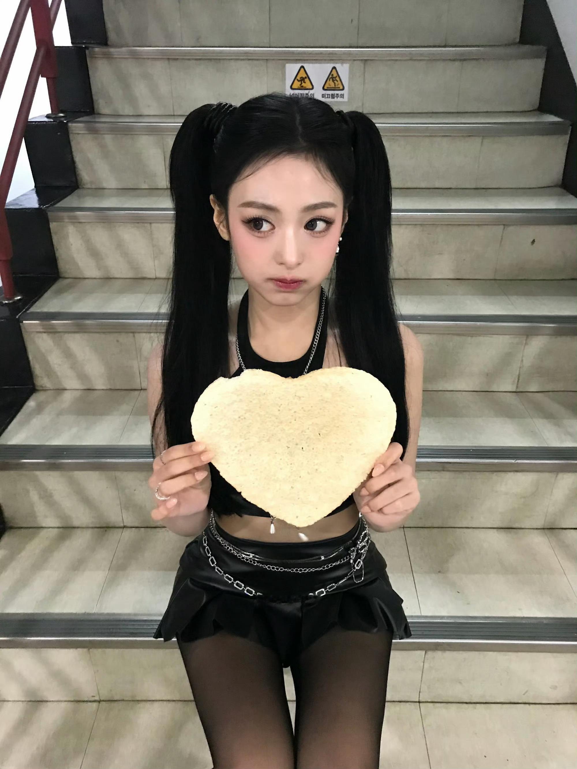 AHyeon  我宝宝是全世界最萌之人…🥹 
