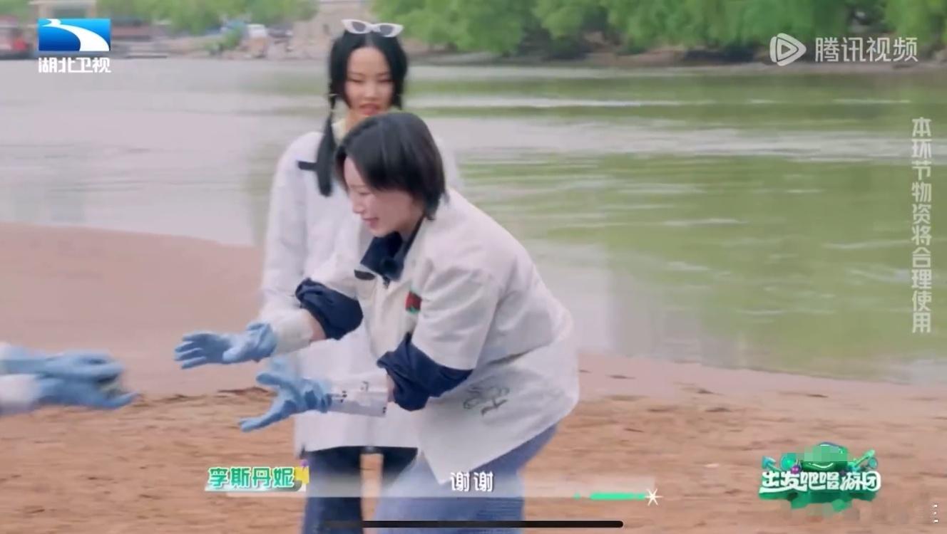 李斯丹妮抓鱼听取啊声一片看李斯丹妮抓鱼真的会被逗到，任务是抓鱼，她手刚伸进去又立