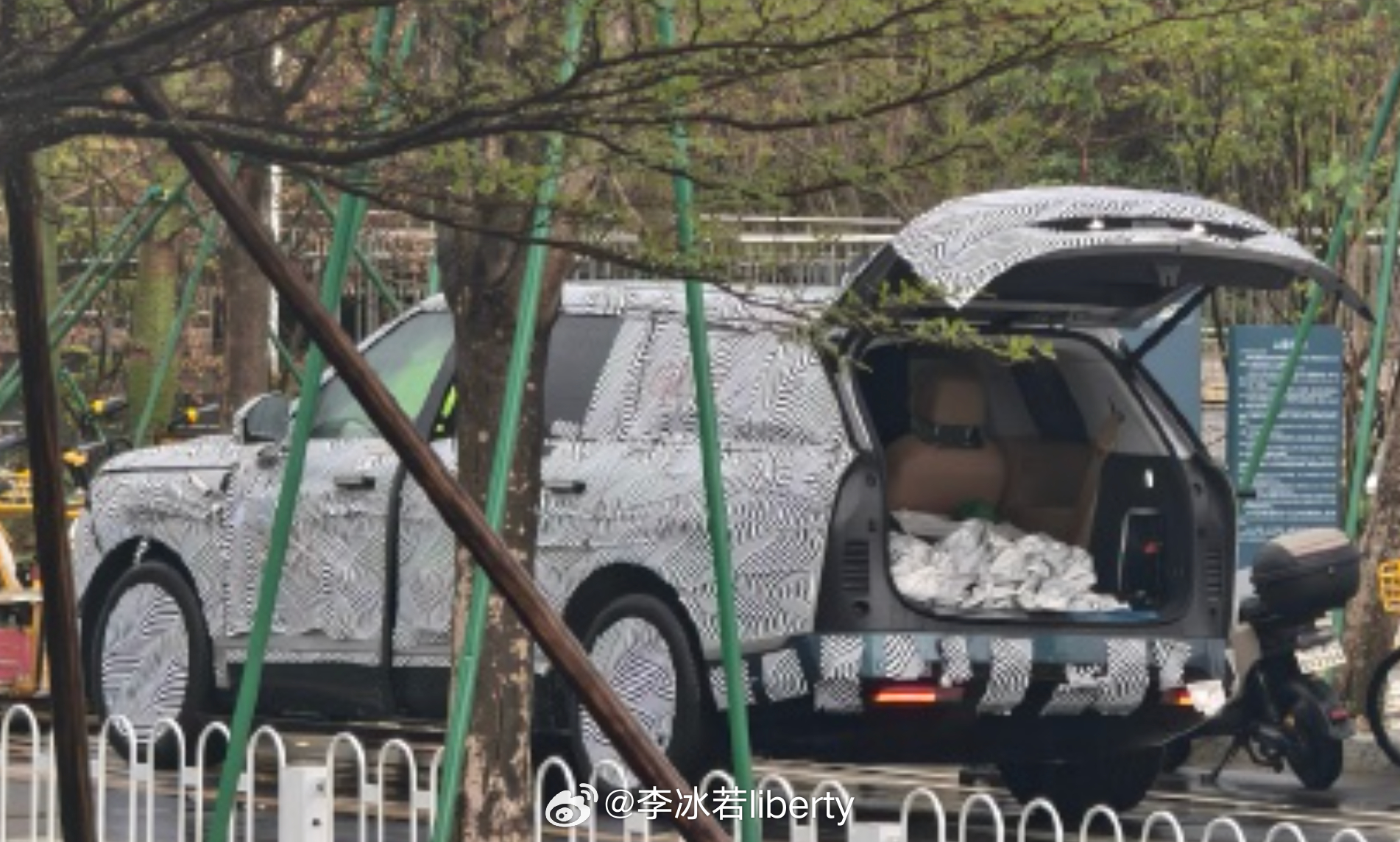 好家伙 刷到张图看来小鹏GX车尾不是天地门不过也说不好 也可能是小鹏G02另外也