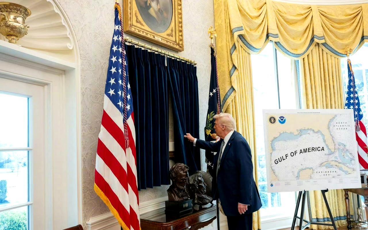 谈及将墨西哥湾更名为“美国湾”一事，特朗普笑称，原本可以叫“特朗普湾”的，但他感