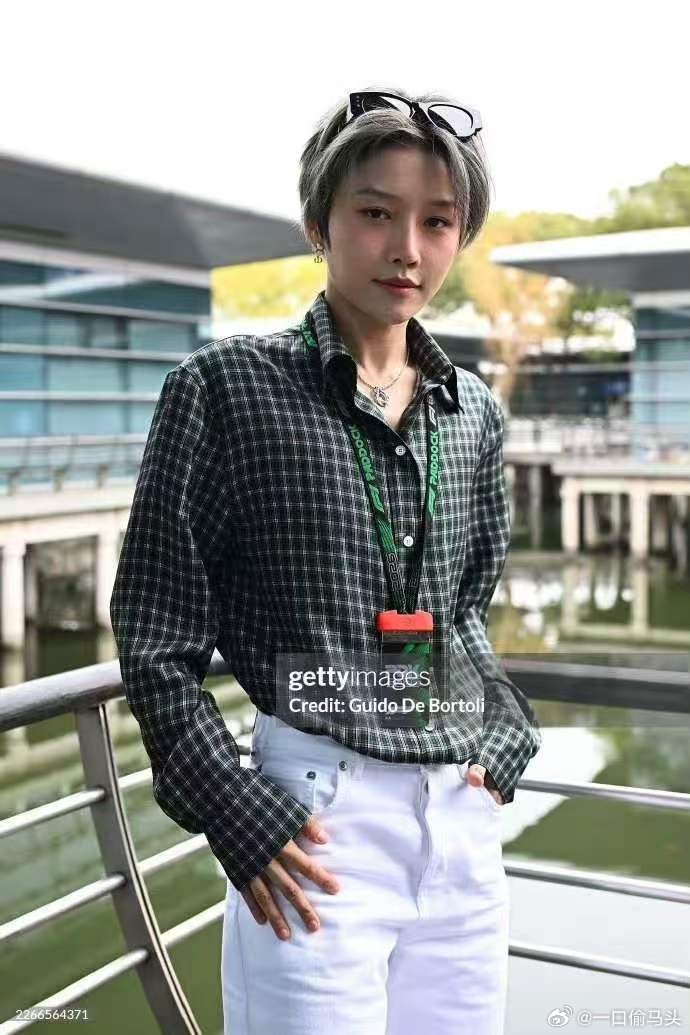 刘雨昕F1大赛生图生图原相机直出完全能打，作为车队特邀嘉宾气场在线，跟车手互动落