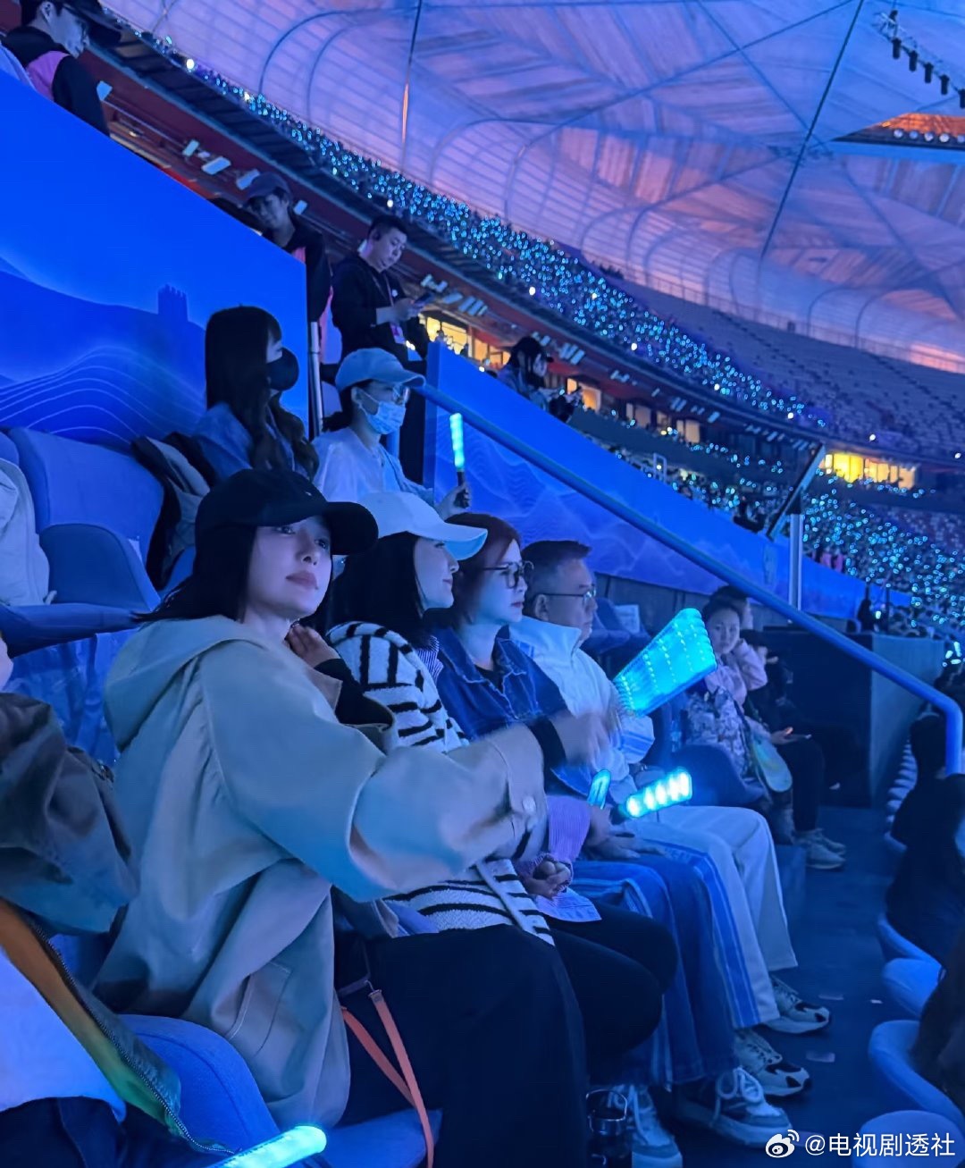 秦岚谢娜杜华看张杰鸟巢演唱会秦岚谢娜杜华看张杰演唱会谢娜秦岚杜华看张杰演唱会谢娜