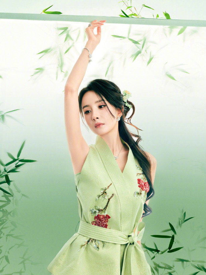 杨幂新中式美人杨幂绿色刺绣新中式 完全新中式美人来的~ 
