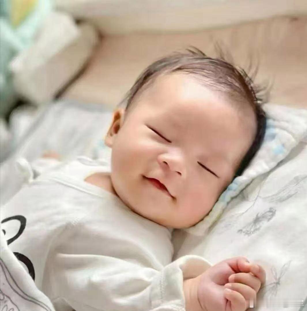 情绪本身只是一场能量的波动。它会到来，也会自然消散。很多时候痛苦不是情绪造成的，