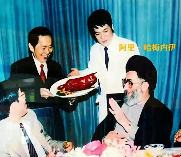 这是1989年，哈梅内伊访华期间留下的珍贵影像。他以伊朗总统身份访华，并在北京品