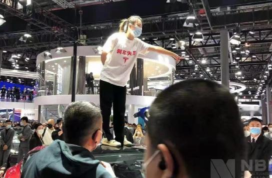 【特斯拉申请限消车顶维权女车主】