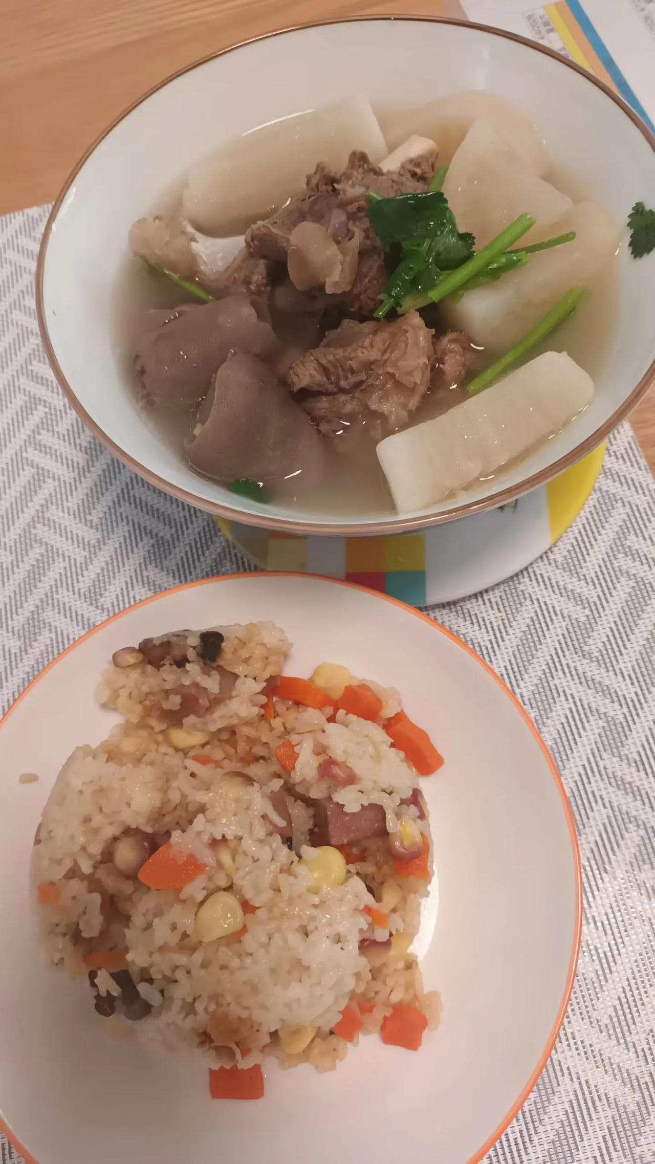 周末稍微悠闲，回到家中有萝卜羊肉汤享用，家是避风港，真好！