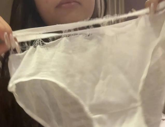 女子穿一次性内裤结果只剩下松紧带，那兜裆的布片去哪儿了？

大家不要笑，这是一个