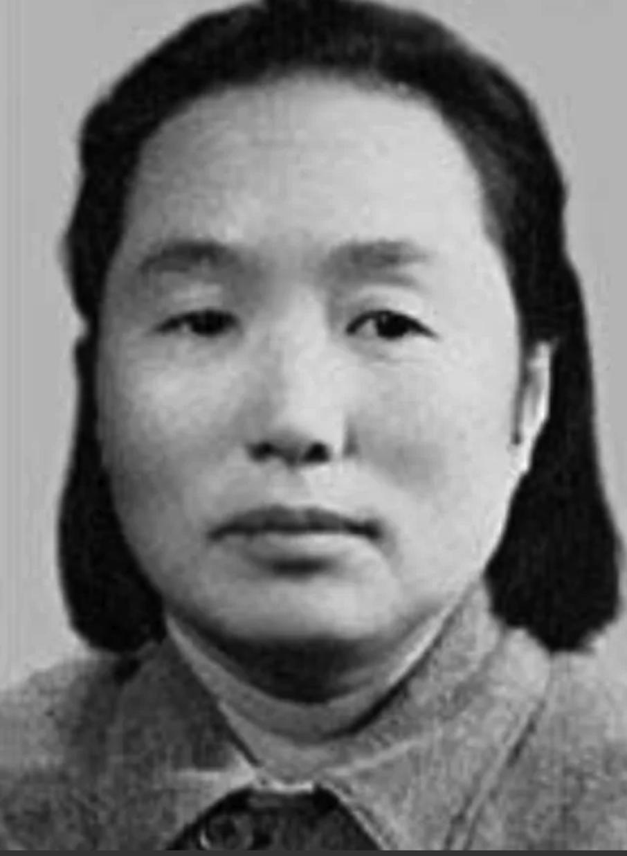 1937年，地主王学文发现一个20岁的女兵晕倒在家门口，就把她扛了家门，女兵醒来