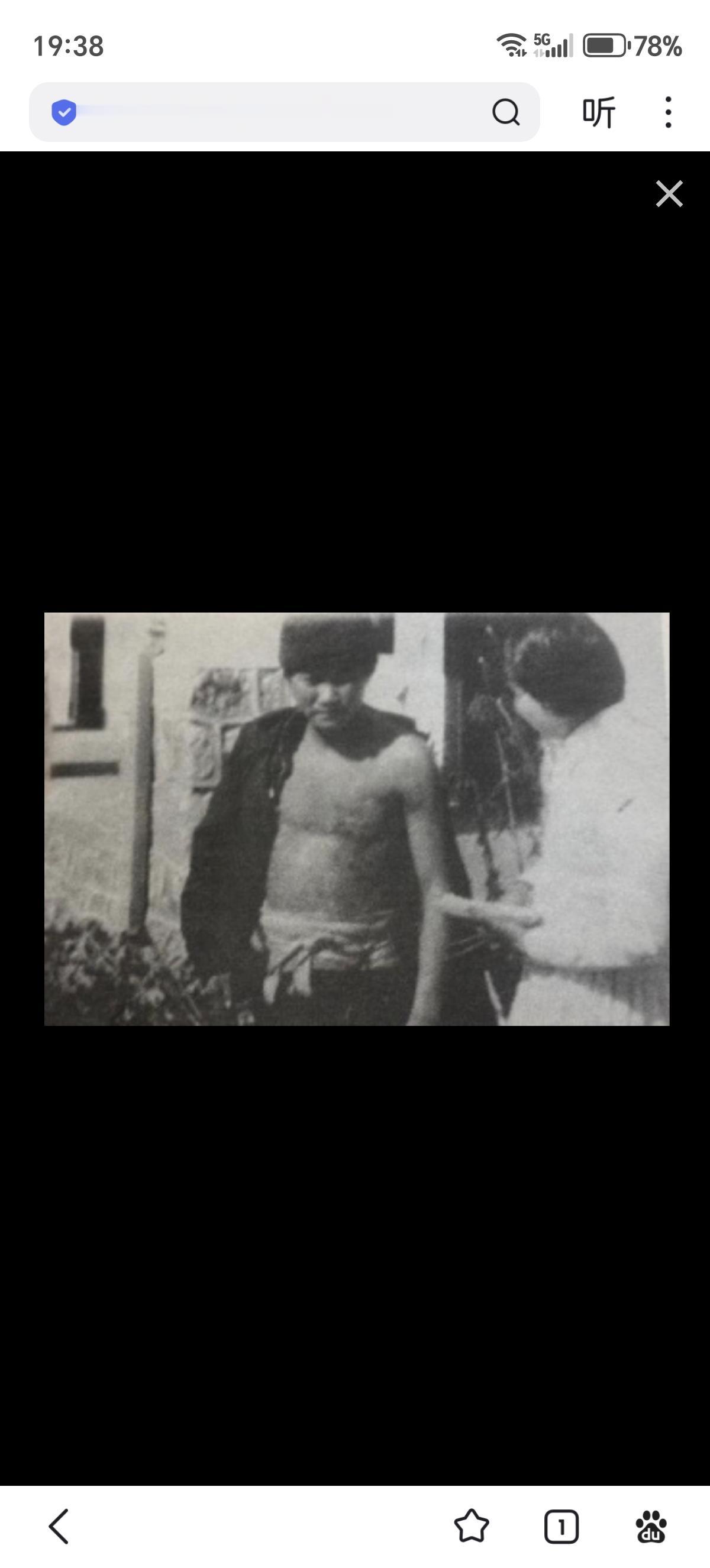 这名年轻农民家住南京附近的一个村子里。1938年2月9日，几名日本士兵闯入其家中