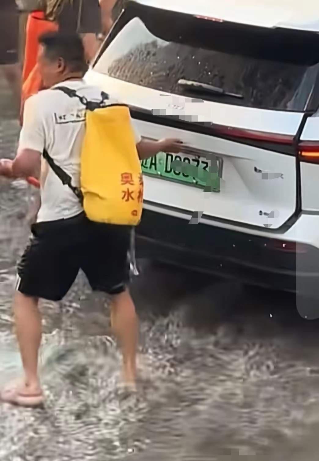 西双版纳扒开车门这事儿，我有一个地方想不明白？这车明明当时是正常的缓慢开着，没有