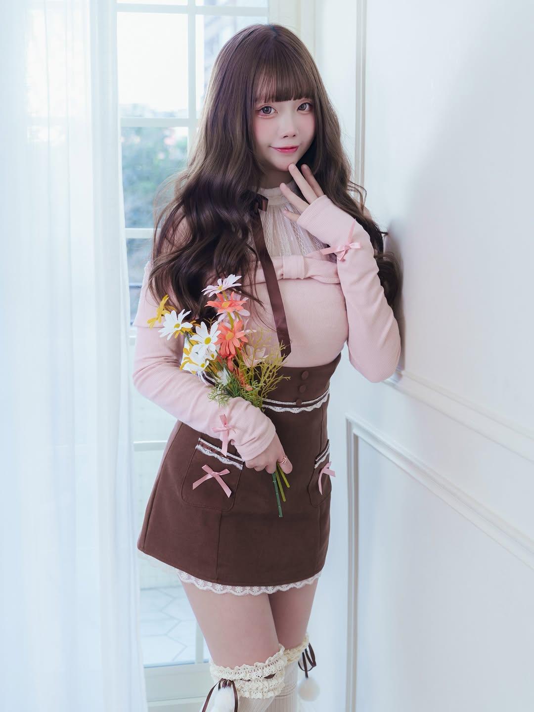 什么样的穿搭可以成为气质女神?粉棕配色直接戳中少女心！
露肩粉上衣+蕾丝边棕短裙