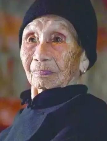 1941年，十几个士兵淫笑着扒光了黄有良的衣服，剧烈反抗的她咬伤了其中一人的胳膊